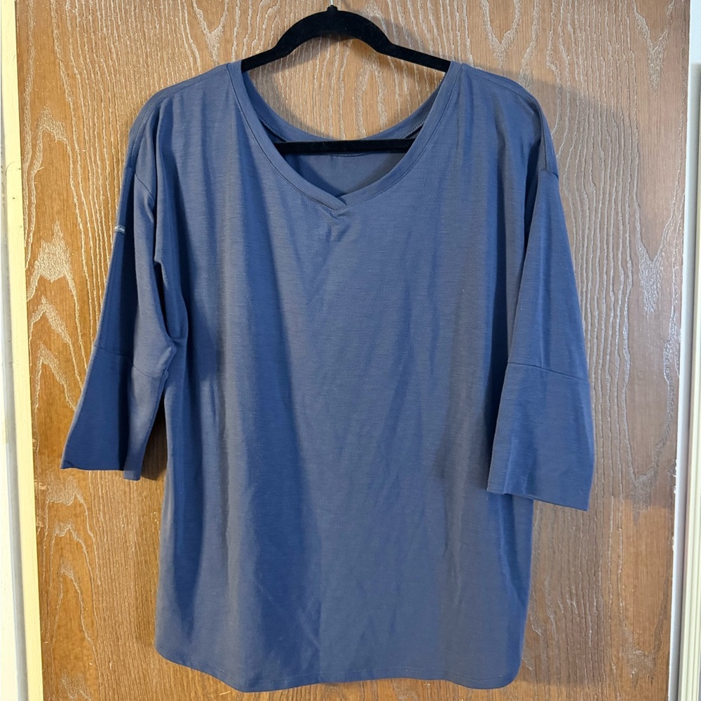 Large Columbia Blue V-Neck 3/4 Sleeve Active Wear Top